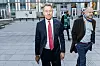 Energiminister Terje Aasland på vei inn i regjeringslokalene for å møte pressen torsdag om planene for Utsira Nord. Foto: Arash A. Nejad