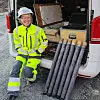 Prosjektleder Tonje Eide Helle og seks rør med stabilisert kvikkleire klare for labben. Foto: Knut Bjørheim