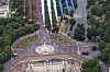 Her flyr Red Arrows over Buckingham Palace i London i forbindelse med feiringen av Royal Air Forces hundreårsjubileum i 2018.