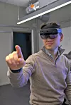 Ocean Industries Concept Lab har flere prosjekter med både VR og AR. Her tester Jon Fauske funksjonalitet med AR-briller (augmented reality – det vil si miks av digital og virkelig verden). Foto: Tore Stensvold