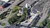 Arkitektenes dilemma var å få et moderne næringsbygg til å harmonere med eksisterende bebyggelse, ikke minst NSBs klassiske direktørbolig på knausen og portnerboligen ved siden av. Foto: Google Earth