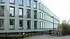 Vindusrekkene med de spesialbygde solskjermingskassene tegner linjer på den lange glassfasaden. Bygget oppnådde miljøbenevnelsen Breeam Excellent og har sedumplanter på taket. Foto: Knut Bjørheim