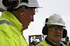 Roar Flåthen, LO, og Øystein Michelsen, Statoil, i samtale på Brage-plattformen.