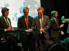 Magnus Ankarstand (Yara Clean Ammonia), André Risholm (Amon Maritime) og Morten A. Christophersen (Econnect) signerte avtalen om 15 bunkringsanlegg etter at næringsminister Jan Christian Vestre hadde ringt i skipsklokka. Foto: Azane Fuel Solutions