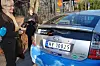 HYDROGEN LØSNINGEN: Skiltet er på plass, og bilen er klar for norske veier. Samferdselsministeren smiler fornøyd, og håper hun snart får se mange slike hybridbiler i trafikken.