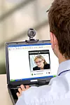 PÅ PC 2: Det er ikke nødvendig å være bundet av et proprietært system som Skype for å snakke sammen via PC. Det finnes mange systemer som bruker aksepterte åpne standarder. Tandberg har utviklet sitt eget system, Movi. Det gjør at PC-brukere enten kan snakke sammen eller ringe inn og delta i et større system som en av deltakerne i et møte.