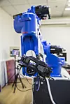 InfinityARs robotarm finjusterer brillene for å gi en best mulig oppfattelse av utvidet virkelighet. Foto: Mathias Klingenberg