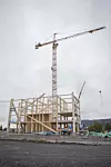 Når Mjøstårnet er ferdig bygget vil det, med sine 81 meter, være en god del høyere enn krana på bildet. Foto: Mari Gisvold