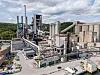 Fangstanlegget er integrert i fabrikken og kan ses øverst til venstre, med det høye tårnet. Opptrappingen av CO2-fangsten pågår fortsatt, et år etter oppstarten. Foto: Arash A. Nejad