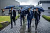 Statsminister Jonas Gahr Støre i regnet utenfor Teknologiparken i Kongsberg, fulgt av konsernsjef Geir Håøy til venstre og styreleder Eivind Reiten. Foto: Ole Berg-Rusten/NTB