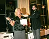 Nintendo Wii ble kåret til årets julegave. Her blir en representant fra selskapet intervjuet av redaktør Stian Sønsteng i bladet Elektronikkbransjen.