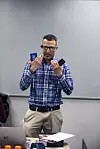 Rafi Fischer viser fram Orcam Myeye, en israelsk oppfinnelse som skal hjelpe svaksynte med å klare seg selv i hverdagen. Foto: Mathias Klingenberg