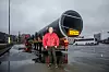 Sjåfør Stig Vadstein foran det nesten 30 meter lage røret. Natt til torsdag transporteres det fra Oslo til Nordmøre. Foto: Thomas Bjørnflaten/ Artec Aqua