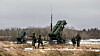 Svenske Patroit-launchere utplassert i nærheten av Göteborg på en øvelse i 2023. Til venstre en utskytningsrampe for PAC-3 MSE (Robot 103B), som først og fremst er til bekjempelse av taktiske ballistiske missiler, og til høyre PAC-2/GEM-T (Robot 103A).