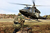 Det er slike helikoptre Luftforvaret skal øve med om kvelden og natten i de kommende ukene. På bildet får fallskjermjegere fra Forsvarets spesialkommando (FSK) støtte fra 339 Special Operations Aviation Squadron (SOAS) under en øvelse i 2024.
