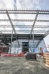 Taket på terminalen strekkes seg ut over området hvor man ankommer flyplassen. Dette skjermer reisende for regn, som man av og til har i Bergen.