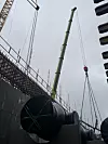 Her heises røret på plass på Nordmøre. Foto: Artec Aqua