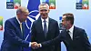 Tyrkias president Recep Tayyip Erdogan, til venstre, trykker hånden til Sveriges statsminister Ulf Kristersson (til høyre) under Nato-toppmøtet i Vilnius i Litauen i juli. Natos generalsekretær Jens Stoltenberg i bakgrunnen.
