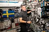 Norskere har det aldri vært i verdensrommet. Svenske Marcus Wandt, med norsk pass og mor fra Toten, kobler en gasspose med luftprøve fra den japanske ISS-modulen til ANITA2 for automatisk måling. Foto: Esa