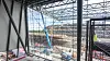 Hovedinngangen har glassvegg båret av en oppspent wirefasade. Den holdes oppe av doble fagverksdragere, som spenner 18 meter. Betongdragere fester wiren i bunn.