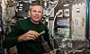 Astronautene på romstasjonen tar lokale luftprøver med en spesiell håndpumpe og gassposer. Her er det danske Andreas Mogensen som demonstrerer. Foto: Nasa