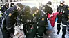 Politiet bærer bort demonstranter ved Finansdepartementet tirsdag morgen.