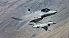 F-35 (foran) og F-16 over Luke Air Force Base i USA.