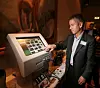 På arrangementet fikk deltagerne demonstrert hvordan digitale bilder lettere og bedre kan bli etterbehandlet og printet ut. Her er det en representant fra Fuji Film som viser en av deres siste innovasjoner.