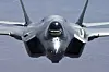 Maskinkanonen på F-35A, som Norge har bestilt, sitter over det venstre luftinntaket (til høyre på bildet).