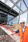Lufthavnsjef Aslak Sverdrup foran en av broene inn til hovedbygningen. Nede sees deler av Bybane-sporet. Det kommer ett enkelt og et dobbeltspor på dette endestoppet.