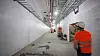 Under bakken er det tunneler som skal sikre effektiv varestrøm på hele flyplassen. En slik tunnel etableres mellom terminalene.