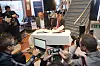Her signerer (f.v.) styreleder i Norled Ingvald Løyning og vegdirektør erje Moe Gustavsen kontrakten om utviklingen av verdens første hydrogenelektriske ferge. Foto: Arne Fenstad
