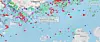 Ankerhåndteringsfartøyet Surf Allamanda ligger over vraket av Thorco Cloud i Singaporestredet. To Moskito-verktøy for fjerning av olje fjernstyres fra skipet av personell fra Miko Marine. Singaporestredet har verdens tetteste skipstrafikk. Symbolforklaring: Rød: Tankskip. Grønn: Lasteskip. Blå: Passasjerskip. Lysblå: Taubåt og spesialfartøy Gul: Hurtigbåter. Prikk betyr at de ligger i ro.