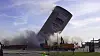 Siloen skulle fjernes fra havnen i Vordingborg for å gi plass til en ny høyblokk, men den 53,2 meter høye bygningen veltet i feil retning og traff et evakuert bibliotek. Foto: Stillbilde fra Youtube.com / Vordingborg Net