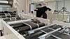 Batteriprodusenten Beyonder er en av bedriftene som deltar i Norsk Industris analyse av behovet for kompetanse i den norske verdikjeden for batteriproduksjon. Her blir en av ingeniørene lært opp av en kinesisk batteriekspert. Arkivbilde.