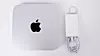 Innholdet i boksen er ytterst sparsommelig. Apple har også fjernet HDMI-til-DVI-adapteren de tidligere la ved.