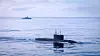 Den russiske angrepsubåten Novorossijsk og et britisk marinefartøy fotografert nær Storbritannia i oktober 2025.