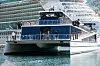 Future of the Fjords legger på vei mot Gudvangen fra Flåm. Den helelektriske båten lager ikke en lyd annet enn thrusterne som jobber når den legger til/ sparker fra kai.