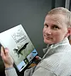 NORGES NYE KAMPFLY: Erlend Larsen fant ingen bok om F-35 å oversette, så han forfattet en bok selv.
