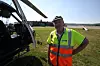 Senioringeniør Janusz Koziel nyter 29 grader og klar himmel i Bardufoss, og gjør seg klar til en ny runde med målinger i det svarte helikopteret.