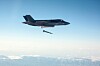 Et F-35B, nærmere bestemt BF-17, slipper en GBU-12 Paveway II som deretter styres ned mot et bakkemål.