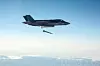 Et F-35B, nærmere bestemt BF-17, slipper en GBU-12 Paveway II som deretter styres ned mot et bakkemål.