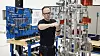 Nel Hydrogen produserer avanserte hydrogentankstasjoner i danske Herning. Her arbeides det med et «juletre» - et ventilpanel, som i stedet for ventiler og rør festet på en plate, settes opp i flere dimensjoner for å spare plass. Ventilpanelet sitter inne i hydrogenstasjonen, og styrer flyten av gass inn, i og ut av stasjonsenheten.