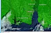 Mississippi og Alabama fotografert med spesialkamera - Moderate Resolution Imaging Spectroradiometer (MODIS) fra NASAs Terra satellitt. Bildene gis farger ut fra type geografi. Land blir kraftig grønt, mens hav og vann er mørkeblått. Skyer er hvite eller lyesblå. Flomrammede landområder blir mørkere grønne.
