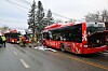 En bussfører omkom og en bussfører ble kritisk skadd som følge av en frontkollisjon mellom disse to bussene i desember 2022.