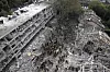Redningsarbeidere og brannmannskaper på plass etter store ødeleggelser som følge av iranske rakettangrep i Tel Aviv søndag. Foto: AP Photo/Oded Balilty