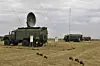 «Tirada er et russisk, mobilt system for å blokkere satellittsignaler. Bildet er fra militærforumet Army-2020, som ble arrangert i Jekaterinburg i Russland i 2020. Det har trolig kapasitet til å jamme GPS-signaler, men det kan også være helt andre systemer som brukes. Foto: Russlands forsvarsdepartement