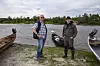 Tor-Arne Bellika, leder for Smart Construction Cluster, og fagsjef for arealplanlegging i Alta kommune, Hallgeir Strifeldt, ved Altaelva midt under laksefisket. Foto: Tuva Strøm Johannessen