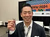 CEO Hideki Yoshino i japanske Clean Planet satser på fusjonsreaktorer basert på 'hydrogen-kvante-diffusjon'. Materialet han holder i hånden er en potensiell nøkkel til ubegrenset ren energi.