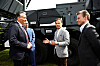 Helmut Rauch, administrerende direktør i Diehl Defence, Sveriges statsminister Ulf Kristersson og forsvarsminister Pål Jonson står foran et IRIS-T SLM-luftvernsystem i Visby mandag.